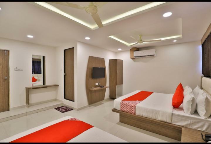 Hotel Pathik Villa أحمد أباد المظهر الخارجي الصورة
