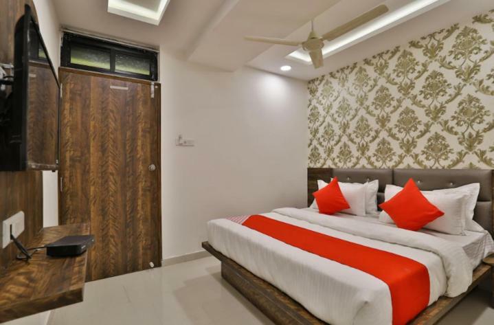 Hotel Pathik Villa أحمد أباد المظهر الخارجي الصورة