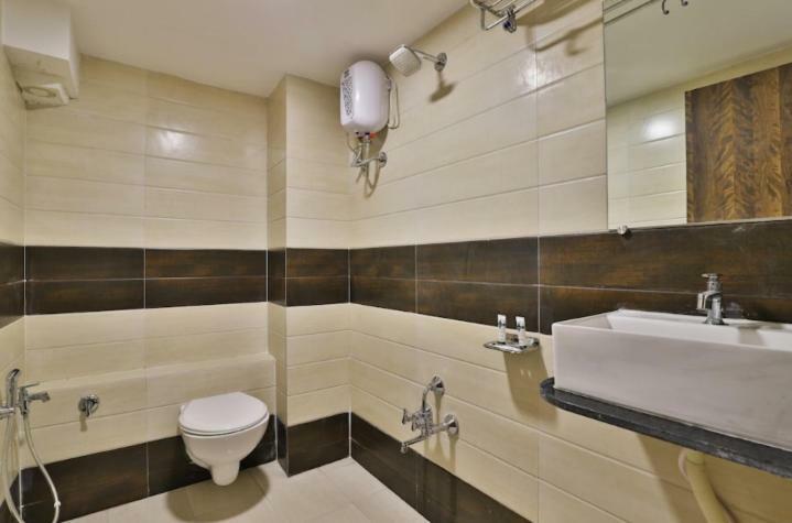Hotel Pathik Villa أحمد أباد المظهر الخارجي الصورة