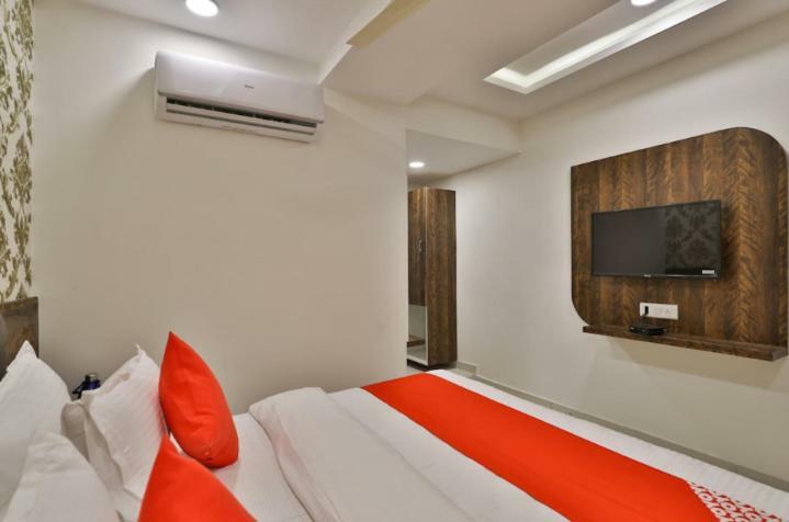 Hotel Pathik Villa أحمد أباد المظهر الخارجي الصورة
