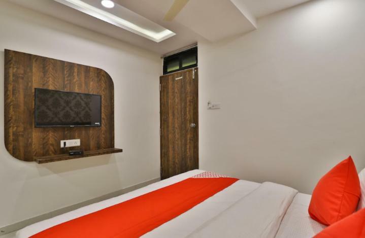 Hotel Pathik Villa أحمد أباد المظهر الخارجي الصورة