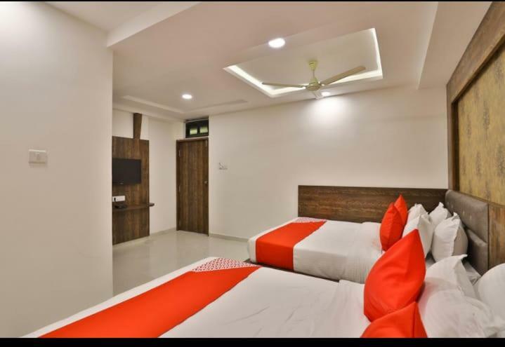 Hotel Pathik Villa أحمد أباد المظهر الخارجي الصورة