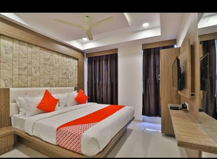 Hotel Pathik Villa أحمد أباد المظهر الخارجي الصورة